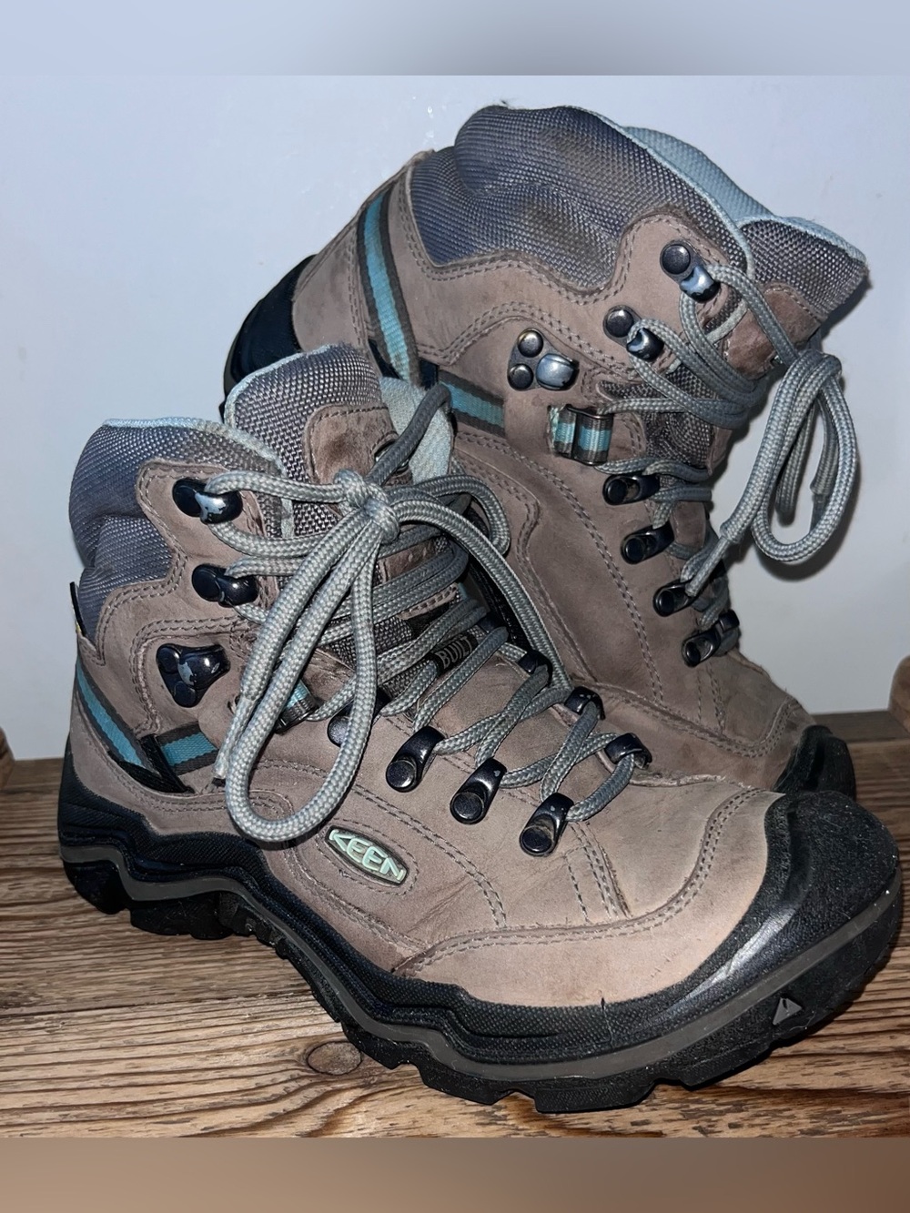 KEEN Durand II Mid waterproof Hiking Boots tan leather with Teal Accents size 6